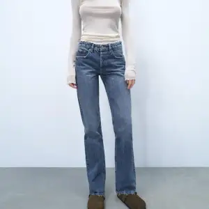 Säljer dessa zara jeans, super snygga!!❤️❤️ köparen står för frakt