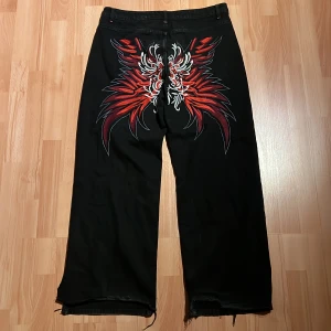 Random baggy jeans - Random baggy jeans med brodering 🤤🤤no clue vart d kmr från men they tuff asl🐊😈missing tags o lite skador vid ben öppningar därav priset, men inget som gör d fula💯💯🤤skriv pm för frågor💯pris går att diskuteras ‼️KÖPARE STÅR FÖR FRAKT‼️