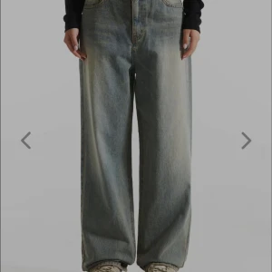 wide jeans - Säljer dessa light wash wide-fit jeans från Lewkin, gjorda i Sydkorea. Dem är aldrig använda och säljer för att de inte passa mig