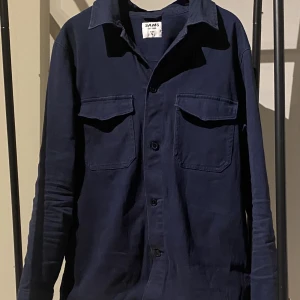 Overshirt - Vi säljer även en overshirt från sams som har nypris på ca 850kr och vi komemr såklart sälja den för ett bra pris. Skicket är 8/10