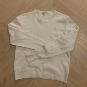 Stickad Burberry Tröja - Stickad tröja från Burberry i riktigt skönt ull, storlek M, sitter normalt i storleken! Riktigt bra skick: 9/10.