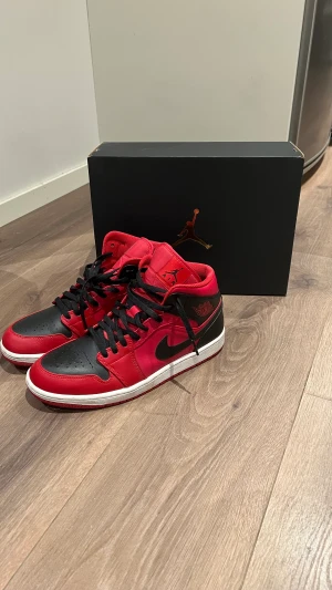 Nike Jordan - Nike Jordan mid Storlek: 44 Endast använda 2 gånger  Mvh