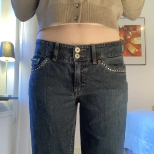 Lågmidjade utsvängda jeans - Säljer dessa jättefina lowwaist flare jeansen då dem är lite stora.  Fina jeans med dekorationer💗 Jättebra skick. Skriv för fler bilder💗