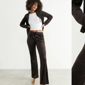 Mjukis sett  - velour sett från Gina. Använt fåtal gånger. Som nytt. Tröjan är i storlek xs och byxorna i s. 