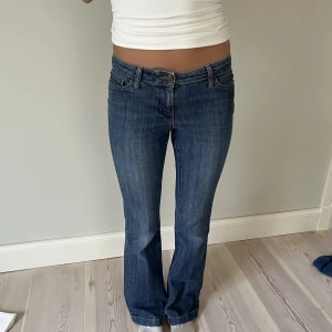 Lågmidjade jeans  - Snygga vintage jeans!💕  Midjemått( rätt över): 38cm Inerbenslängd: 78cm Lårmått ( rätt över): 25  Modellen på bilden är 170  Köp gärna via ”KÖP NU”💖 Skriv ifall ni har några frågor eller funderingar // perfectjeans🫶