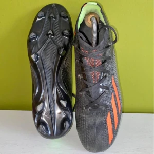 Fotbollskor - Stl 39 1/3  Är ib Inte så mycket använda