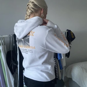 Vit hoodie  - Vit hoodie från H&M🤍 stl S 