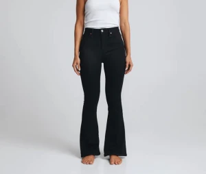 Peachy jeans - Helt nya högmidjade flarebrallor från bikbok. Prislappen sitter kvar. Storlek S i midjan och 31 i längd. Stretchiga och väldigt bekväma! Nypris: 599:-