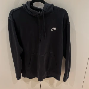 Svart Nike Hoddie - En super snygg svart nike hoddie, använd max 1-3 gånger. Den är lite oversize, men går lätt att vika upp!