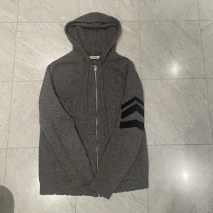 Zadig Voltaire Kashmir Hoodie - Säljer nu denna snygga och bekväma zip hoodie från Zadig & Voltaire i 100% Kashmir. Tröjan är i fint skick | Nypris: 6500 kr | Storlek: S | Hör av er vid minsta fråga eller fundering :)