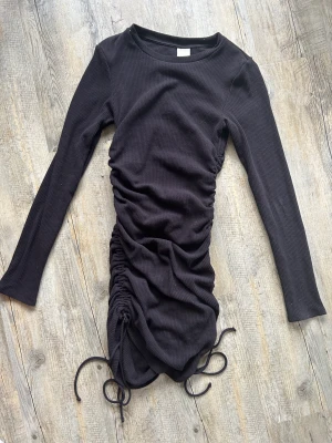 Klänning  - Ribbad klänning med dragning och fina detaljer. Formar sig efter kroppen. Perfekt som julklänning 🌸