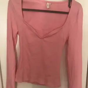 Säljer nu min fina rosa tröja från Nelly, tröjan är i storlek S och i jätte bra skick, säljs pga ingen användning 