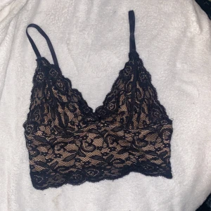 Kort spets linne - Jättefin kort spets linne med färg svart och beige, är från New Yorker cirka ett år gammalt