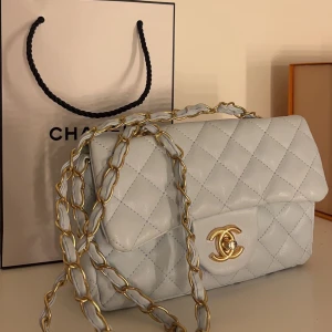 Väska - Chanel väska, blå, använd 1/2 gånger, ej äkta 