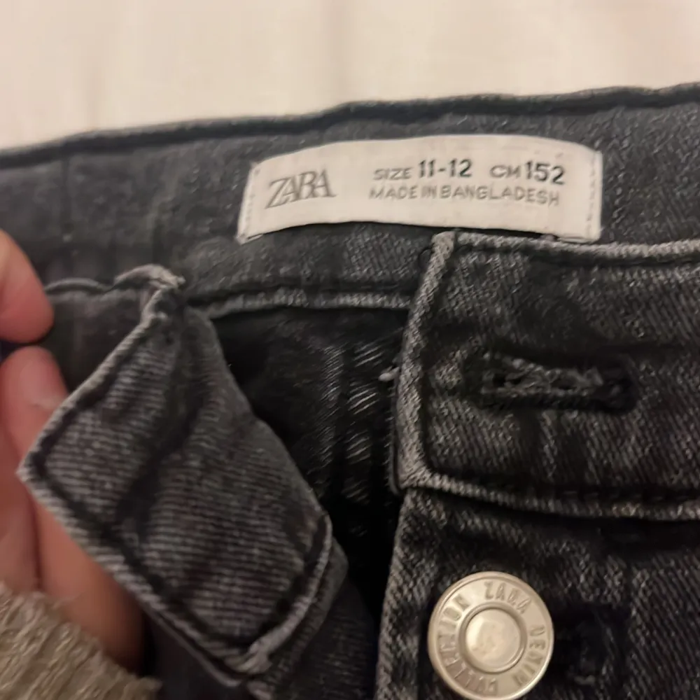 Super coola snygga zara jeans. Köptes förra året. Säljer för att dem är för små för mig ❤️ budgivning på priset . Jeans & Byxor.
