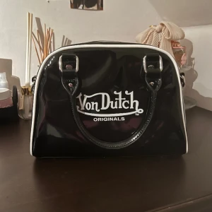 Von Dutch väska - Säljer min snygga svarta Von Dutch väska då den längre inte kommer till användning längre 🖤 
