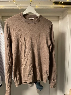 Filippa K tröja - snygg tröja från Flippa K storlek S  den är beige/brun och är i bra skick 