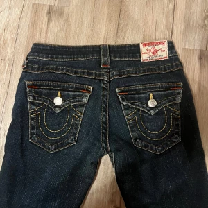 True Teligion - Säljer mina sjukt snygga True Religion jeans då jag knappt använder dom ♥️ Low waist straight & st 27 ♥️ Inga defekter!  