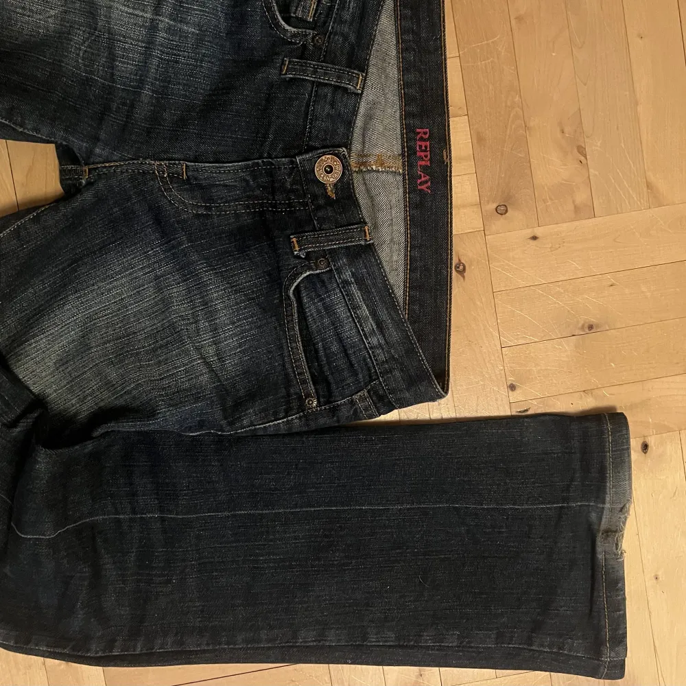 Jättesnygga lågmidjade utsvängda jeansjacka från märket replay. Stl 26/34 sitter som xs/s. Midjemåttet är cirka 38/39 cm och innerbenslängden är 78 cm. Skriv vid funderingar!🩷. Jeans & Byxor.