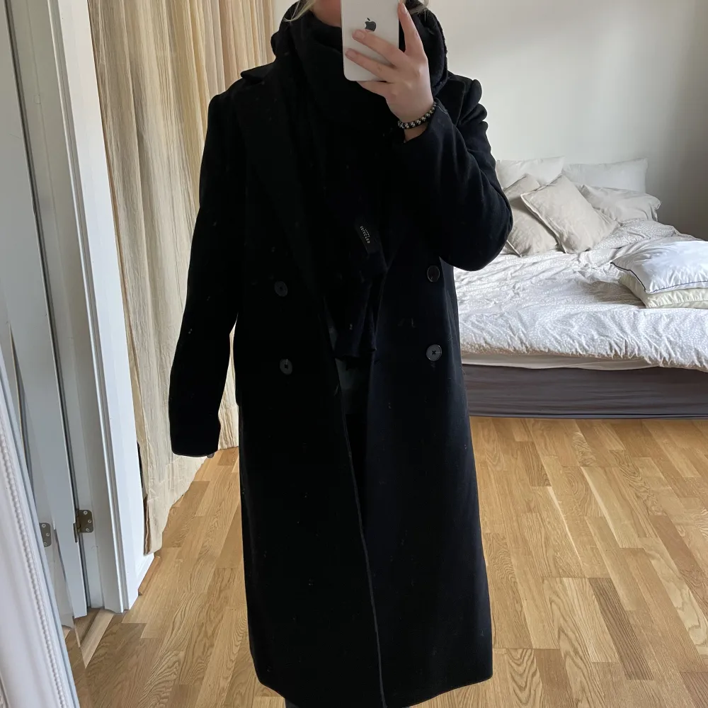 Snygg svart lång kappa från Lindex med axelvaddar och dubbelknäppning. Premium quality köpt för 1399, oanvänd med prislappen kvar 🖤. Jackor.