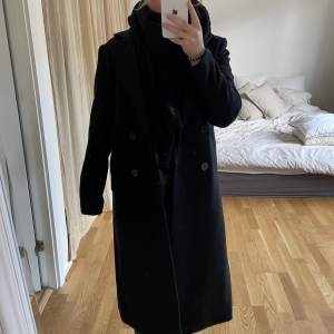 Snygg svart lång kappa från Lindex med axelvaddar och dubbelknäppning. Premium quality köpt för 1399, oanvänd med prislappen kvar 🖤