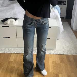 Sjukt snygga lågmidjade bootcut jeans. Passar mig som är 165 och brukar ha 25/32. Skulle säga att de passar någon som brukar ha 24/25 i midjan. Bra skick. Säljer då dom inte kommer till användning.