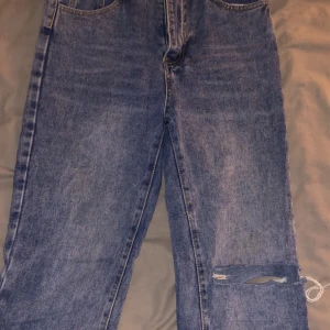 Raka jeans - Säljer dessa raka jeans med ett hål i knäet,passar xs-s💕💕