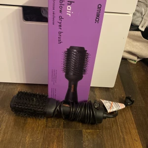 Hair blow dryer brush  - Amika hair blow dryer/styling brush 0.2 💗låda med följer🥂