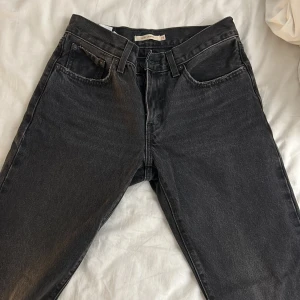 Levi’s jeans - Aldrig använda Levi’s jeans, mid waist och straight passform