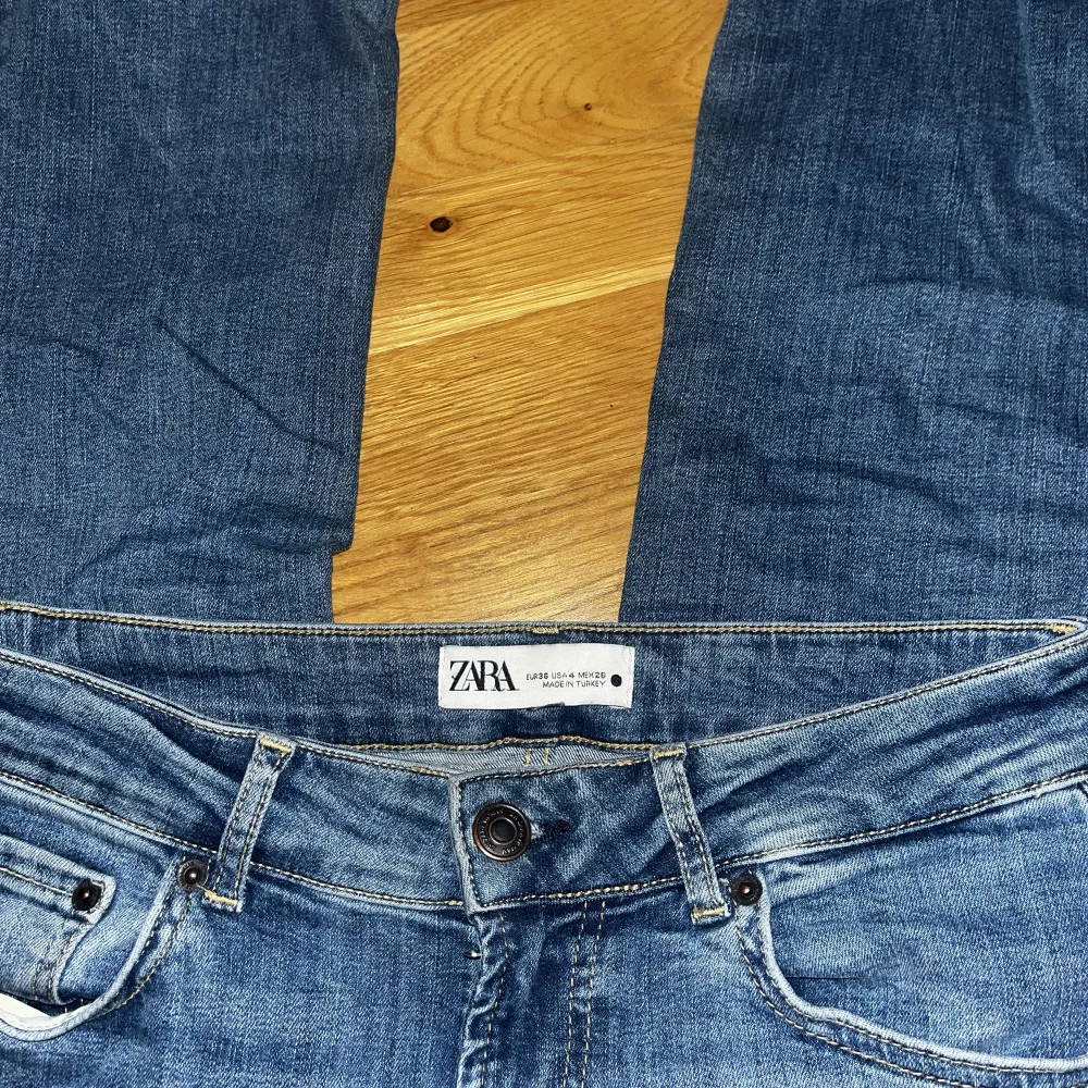 Säljer Zara-jeans eftersom de är för stora för mig och därav inte används. De är i fint skick, förutom ett litet märke vid knäet. stretchiga och passar därför fler storlekar. GRATIS FRAKT TILL 27/11! Skriv gärna för fler bilder, prisförslag eller frågor!💕. Jeans & Byxor.