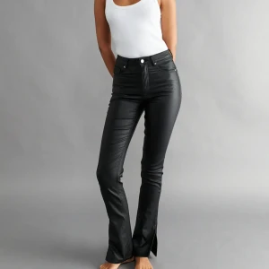 Skinnbyxor  - Säljer ett par skinnbyxor från Gina tricot då dom ej kommer till användning. Skulle nog säga att dom är väldigt stretchiga och skulle passa storlek M också. Ordinarie pris 499kr