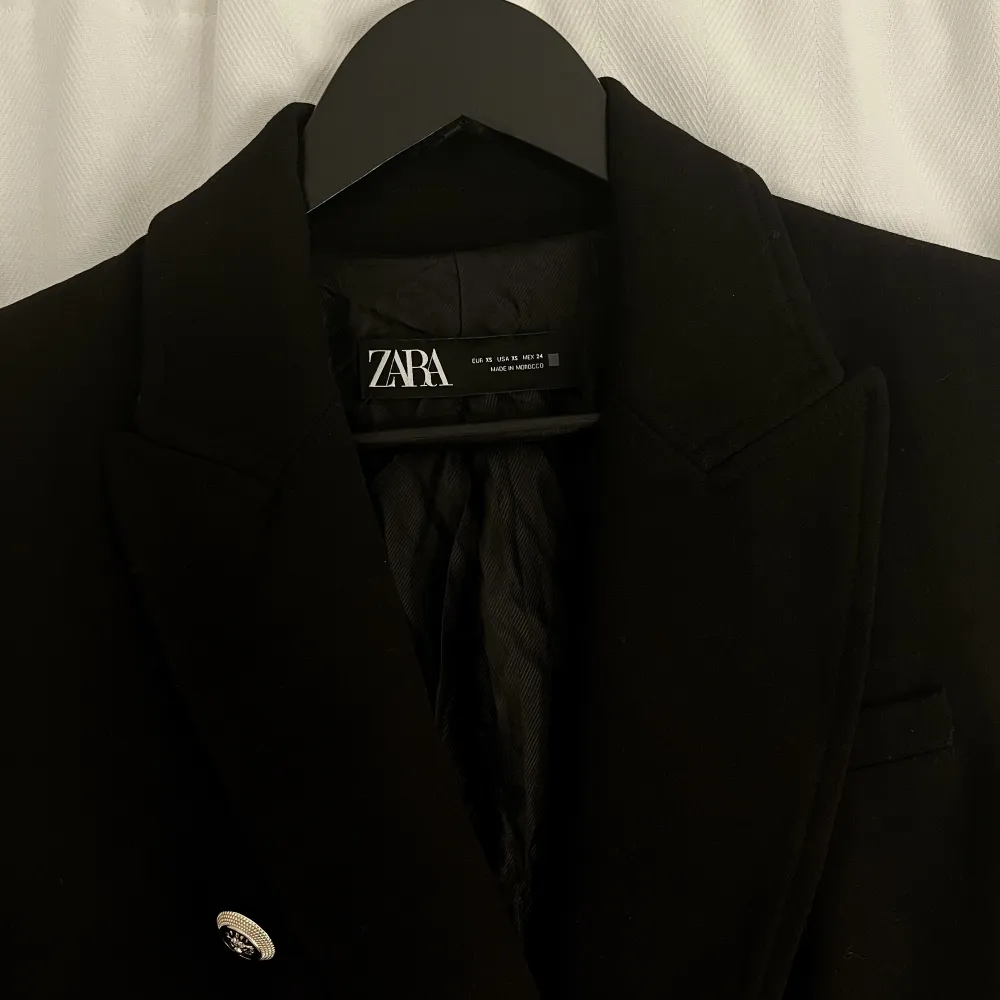 Säljer min favorit plagg från Zara. En klassisk elegant blazer i storlek 36/ S. Nyskick. Kan mötas i Stockholm. Säljs för 500kr.. Kostymer.