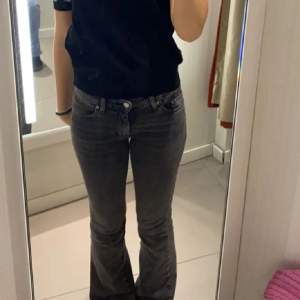 Lågmidjade jeans från Gina tricot.  Säljer pga att de är något små.  Endast använda 2 ggr alltså som nya!! De är svart gråa i färg. Köpa för 500kr De är i storlek 34 och passar mig som är 170 lång!