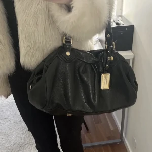 Marc Jacobs Väska - Jätte fin Marc Jacobs Väska som jag tyvärr tröttnat på. Bra skick!❤️Lånade bilder. Vid intresse skriv vad du hade kunnat betala.