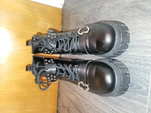 Svarta skor - Använd någon gång men annars i väldig bra skick!