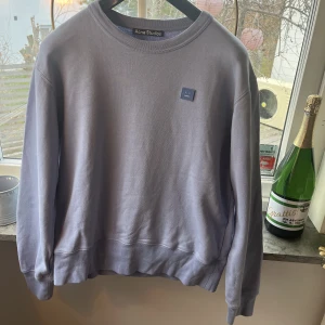 Acne tröja - Säljer denna super fina acne tröja som knappt är använd 