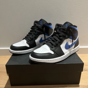 Jordan 1 mid racer blue  - Hej, säljer nu mina Jordan 1 mid racer blue i storlek 41 för att dom är för små för mig. Använda 3 gånger så dem är inprencip helt nya. Köpta på Merchsweden. Kvitto och skolåda ingår.