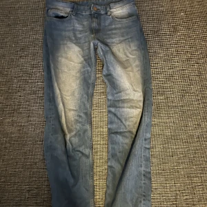 Ljus blå Jeans.  - Säljer dessa ljus blå jeans. Tvättas innan. Använda men bra skick.