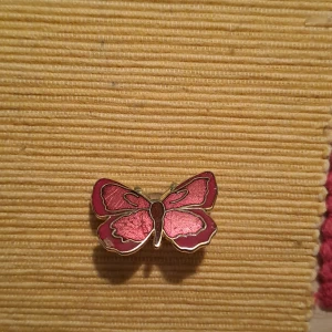 Fjäril från 90tal. - Pin/brosh. Kollar intresse. 