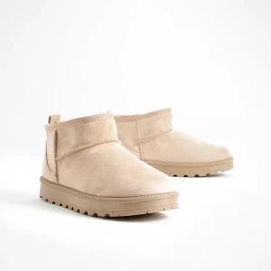 Uggs - Säljer nu mina ljus beiga uggs i storlek 39, och köptes förra vintern och väldigt sparsamt använda inga defekter!! Skriv privat för fler bilder eller frågor!🥰