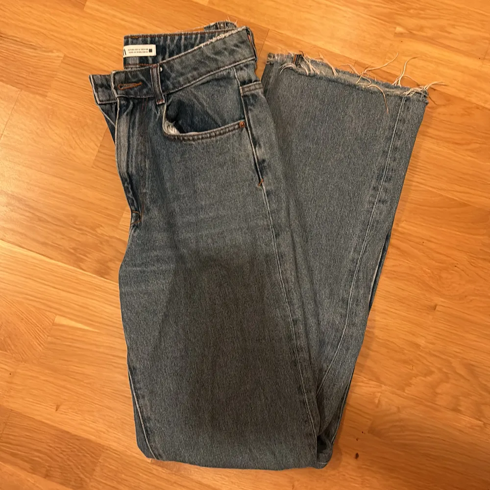 Blåa jeans från Zara. Storlek 38, knappt använda. Säljer pga. för små. Ljusare i verkligheten . Jeans & Byxor.