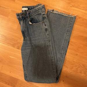 Blåa jeans från Zara. Storlek 38, knappt använda. Säljer pga. för små. Ljusare i verkligheten 
