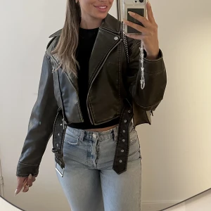 Zara jacka - Säljer denna trendiga skinnjackan från zara, inga defekter alls knappt blivit använd 🫶🏽 storlek S