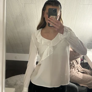 Fin blus  - Så fin blus från Gina tricot💞 använd fåtal gånger, skriv för fler bilder ❤️‍🔥