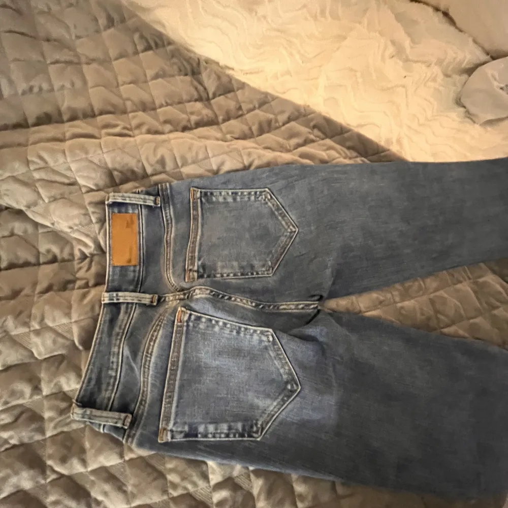 Säljer dessa super snygga lowaist bootcut jeans från bilbolaget. Gammal modell så tror nt att d går att hitta längre🫶 storlek S, säljer pga för korta(jag e 175) skriv om intresserade! Pris diskuterbart, köpt för 499?. Jeans & Byxor.