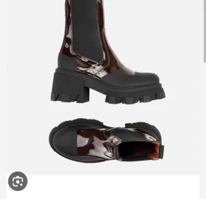 Ganni boots stlk 37  - Ganni. Stlk 37.  Fint använt skick. Spår av användning syns på klackar och veck i lacken (skinnet). Köpta förra året och färgen verkar ej längre vara aktuell. Nytt pris 1500:- Läs mer: https://www.ganni.com/sv-se/mellanhoga-chelsea-boots-med-grova-sulor-b