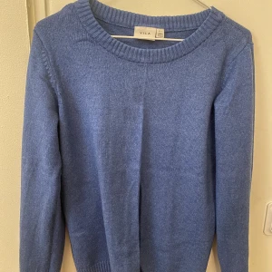 Stickad  - Blå stickad tröja ifrån vila, är i fint skick💕