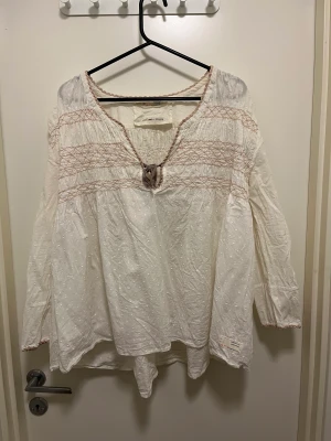 Odd molly blus - Söt odd molly blus i vitt. Bara använt 3 gånger. Storlek S/M. Pris går såklart att diskuteras!💕