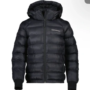 Peak performance jacka - Peak performance jacka storlek m men passar även s, så fin nu till vintern. Jätte bra skick endast en defekt i en av fickorna men inget som syns! 