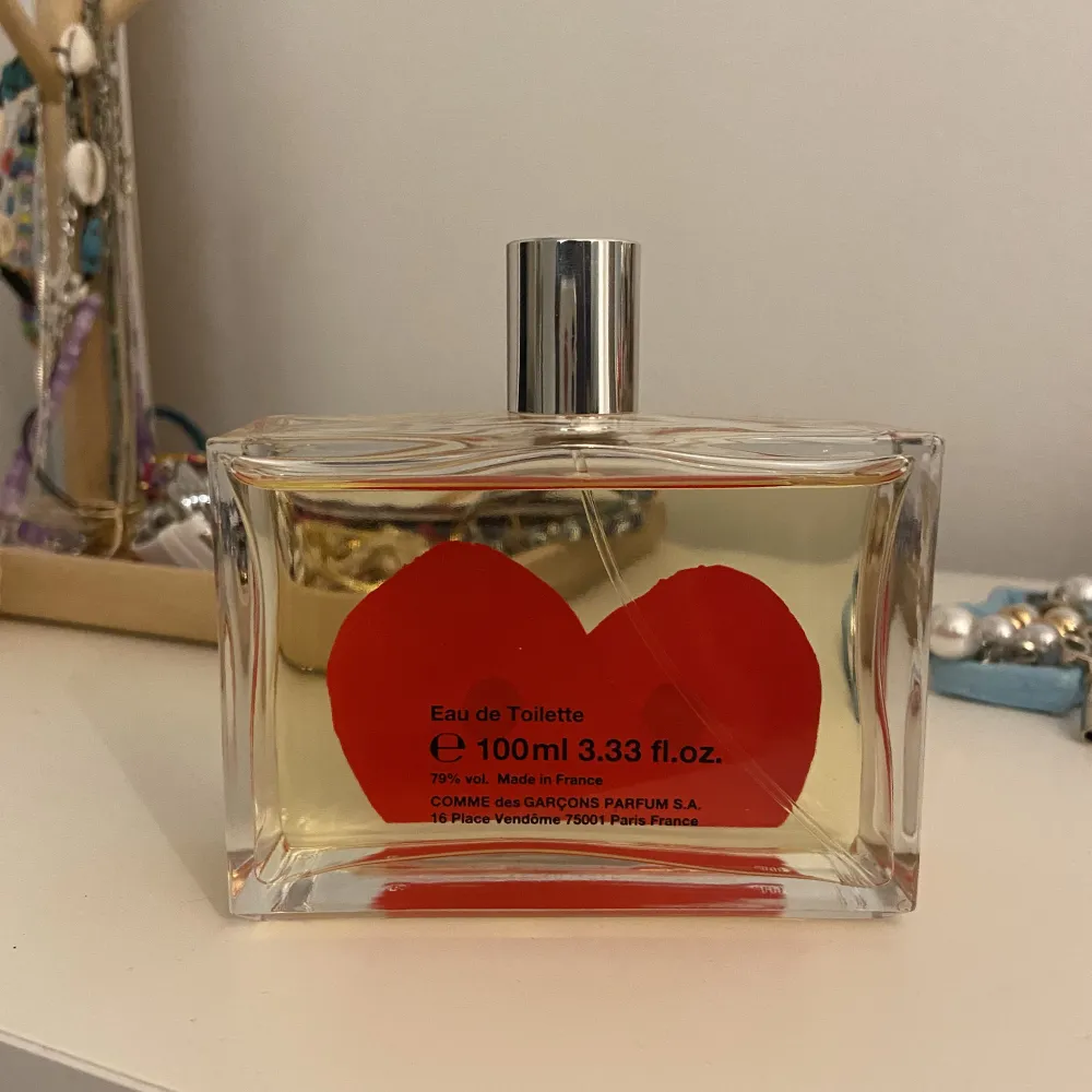 Nästan oanvänd parfym från comme des garcons, 100ml. Köpt i köpenhamn förra året. Luktar mandarin, kanel o körsbär, nypris 1200kr. Övrigt.